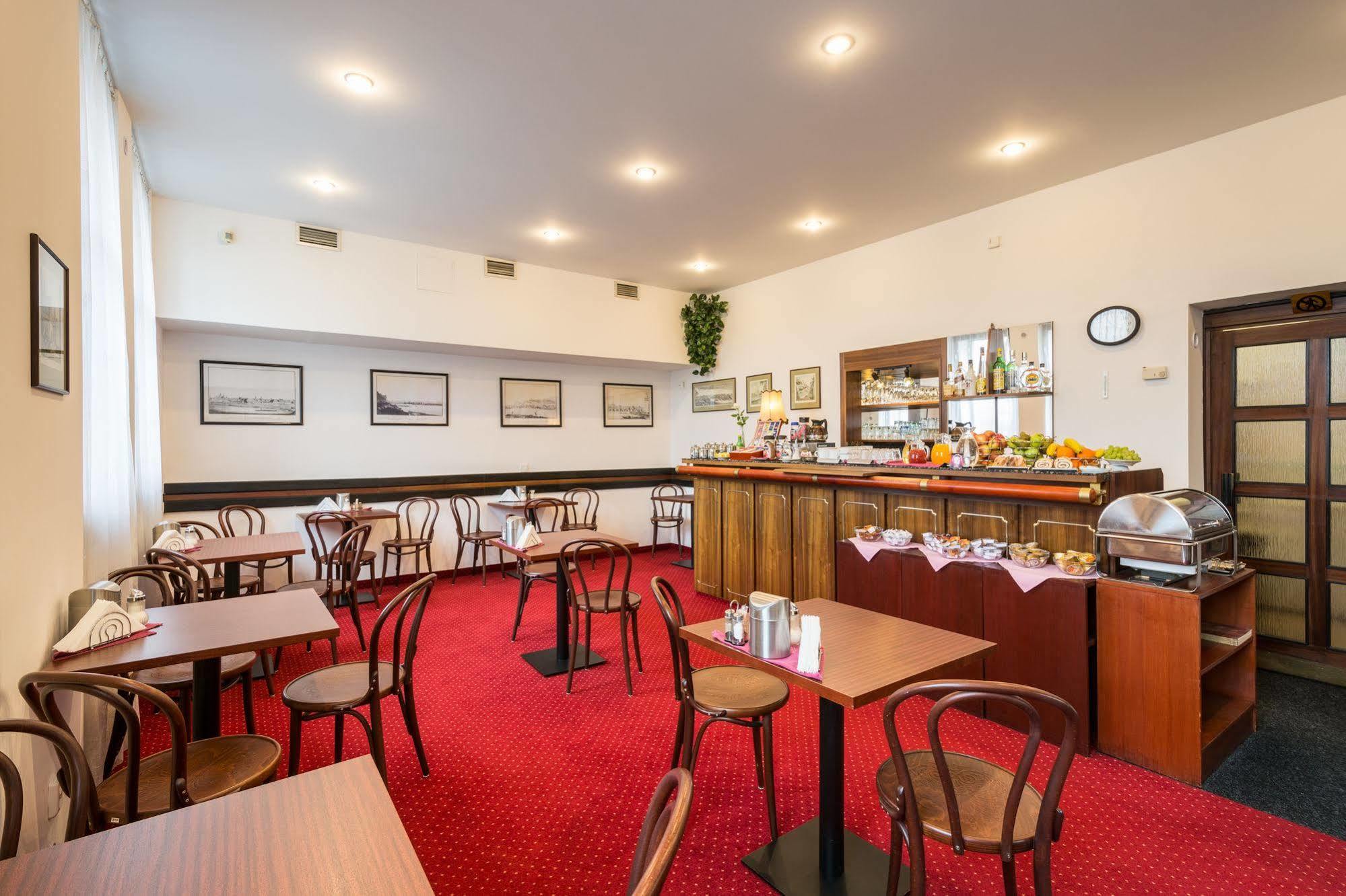 Hotel & Residence Royal Standard Прага Экстерьер фото