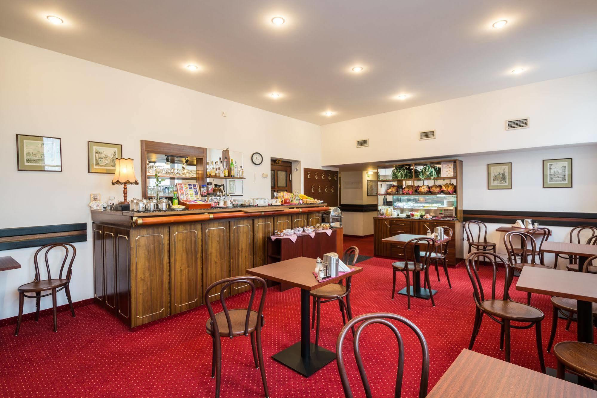 Hotel & Residence Royal Standard Прага Экстерьер фото